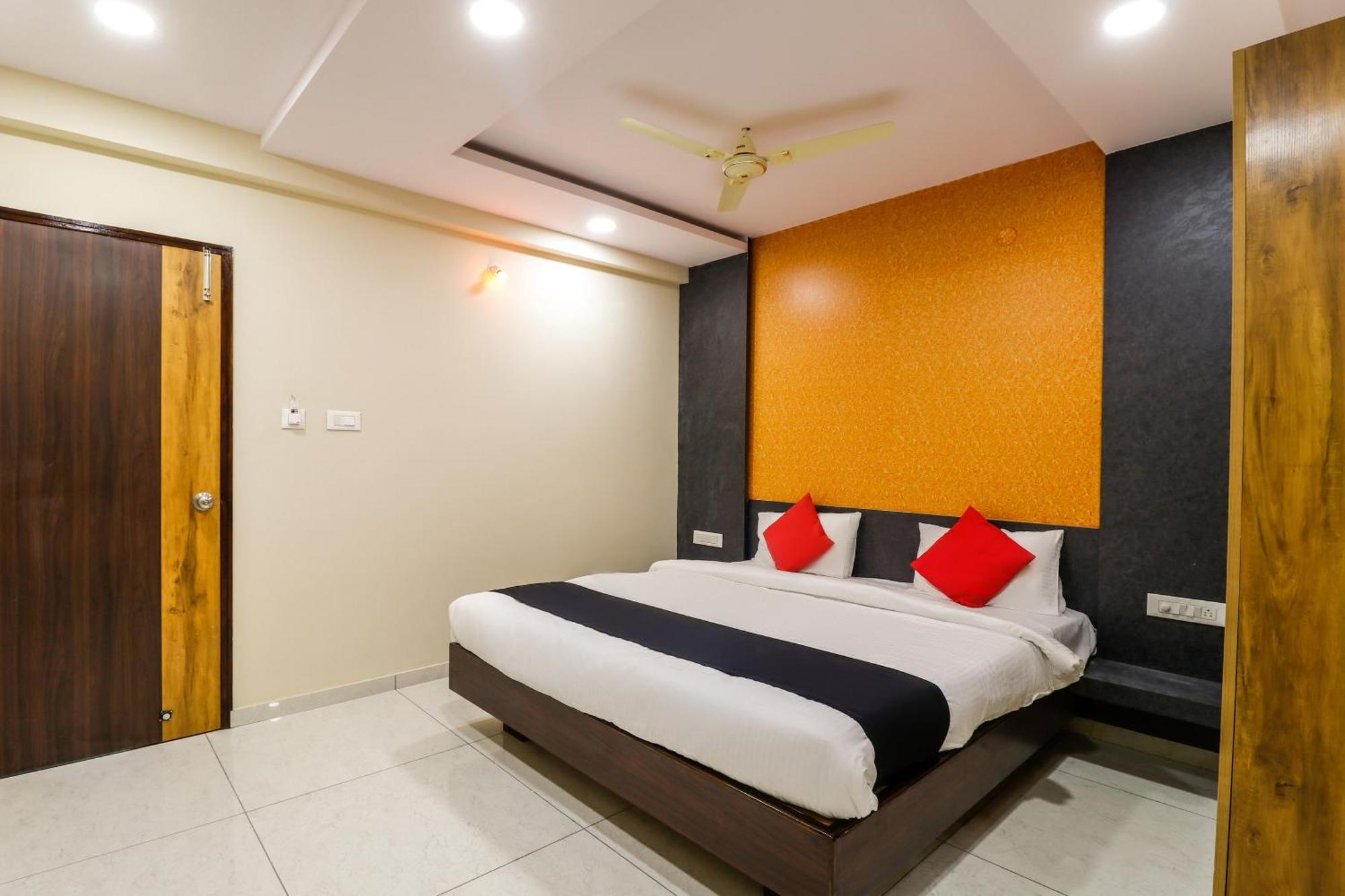 Capital O N R Residency Hotel Yelahanka Luaran gambar